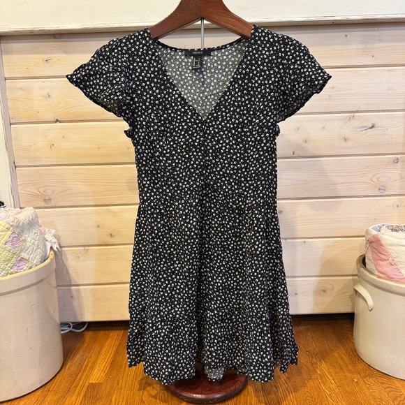 Forever 21 Black and White Flutter Sleeve Mini Sundress - Picture 3 of 4